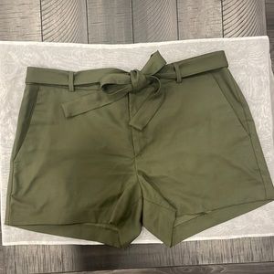 Banana Republic Tie belt Green shorts Petite